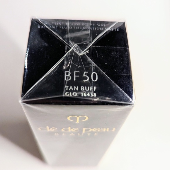 Cle de Peu Radiant Fluid Foundation - Picture 2 of 3